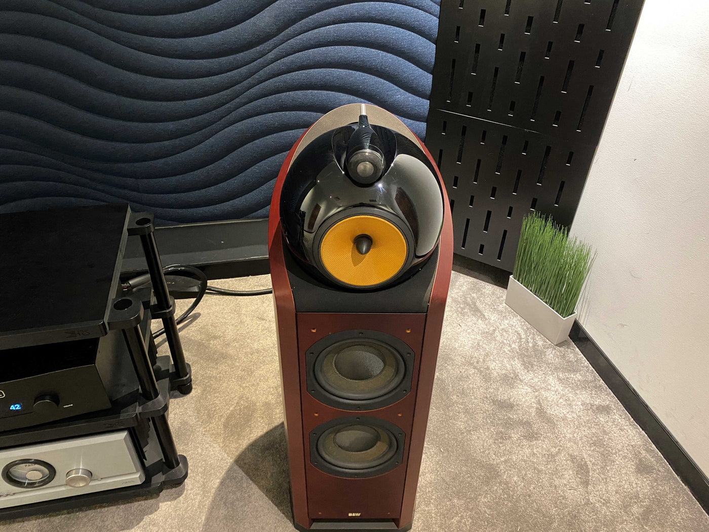 Bowers and Wilkins Nautilus 802 Floor standing Speakers - Consignment
