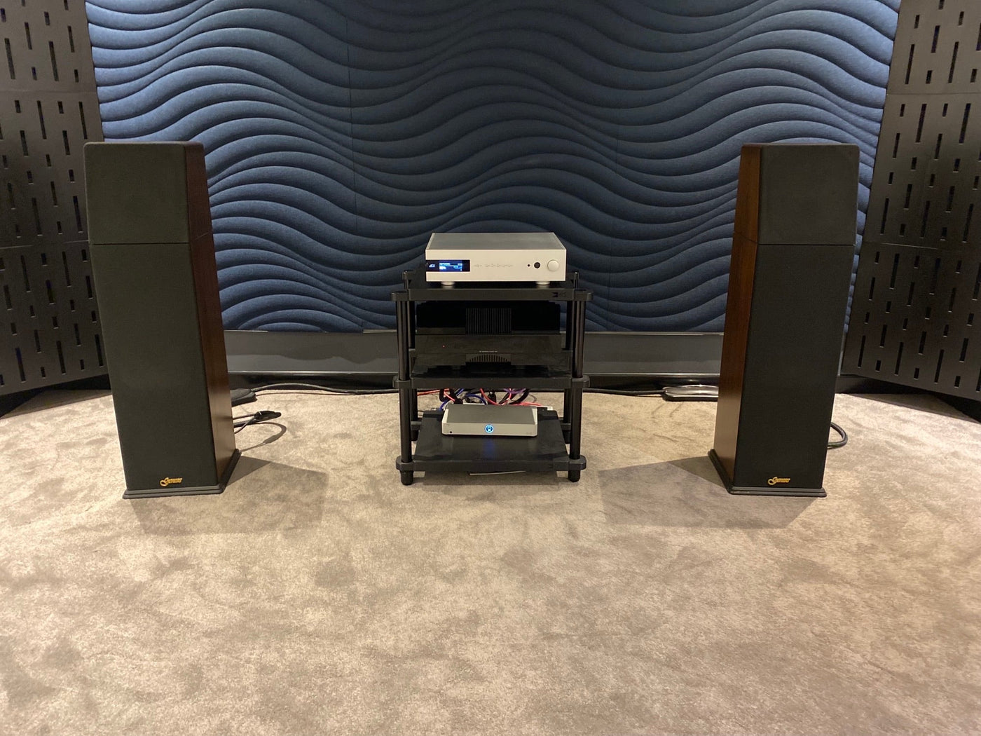 Genesis 400 Series Floorstanding Speakers - Consignment